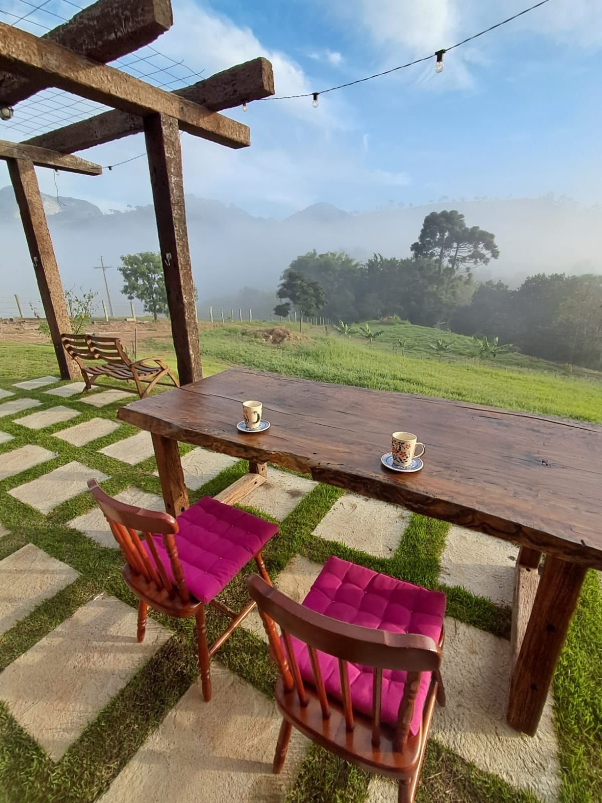 Café da manhã na varanda, com a névoa sobre a serra