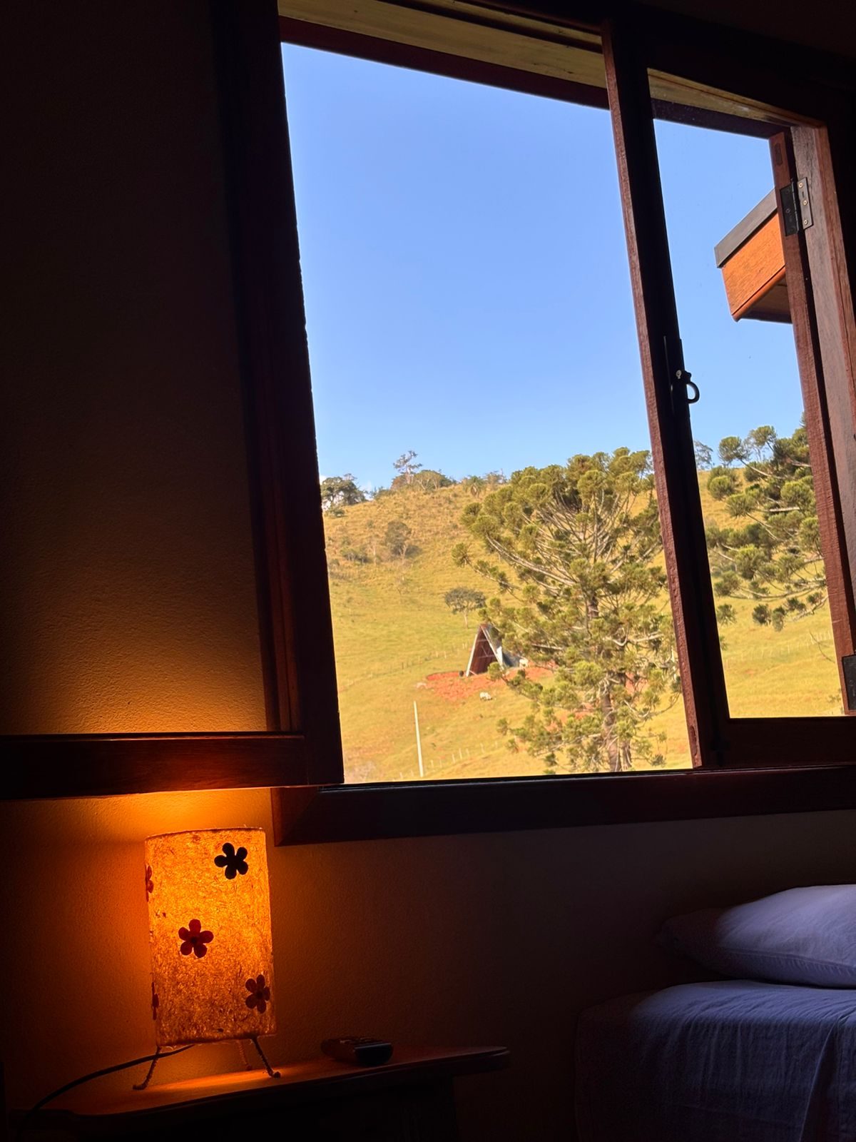 Vista do vale pela janela da Suíte Embaúba, ao fim da tarde