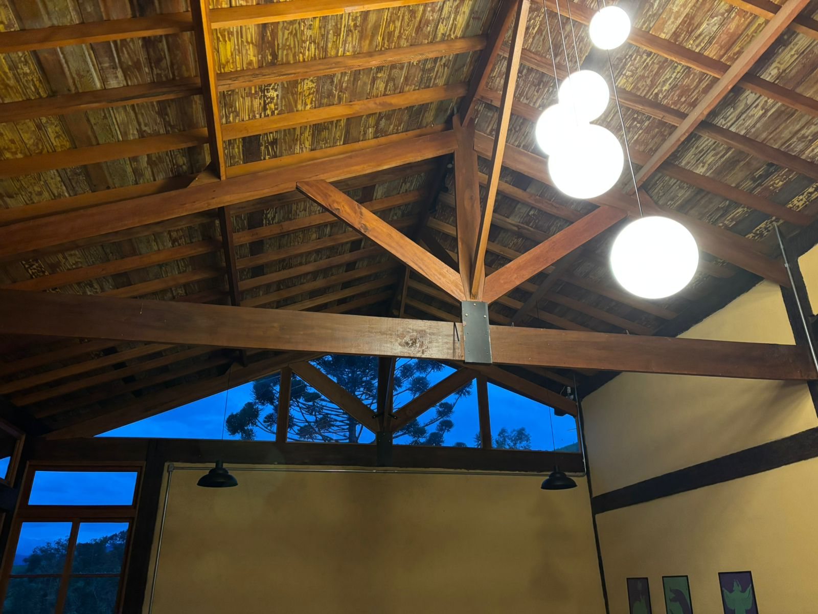 Estrutura do telhado em madeira, vista de baixo