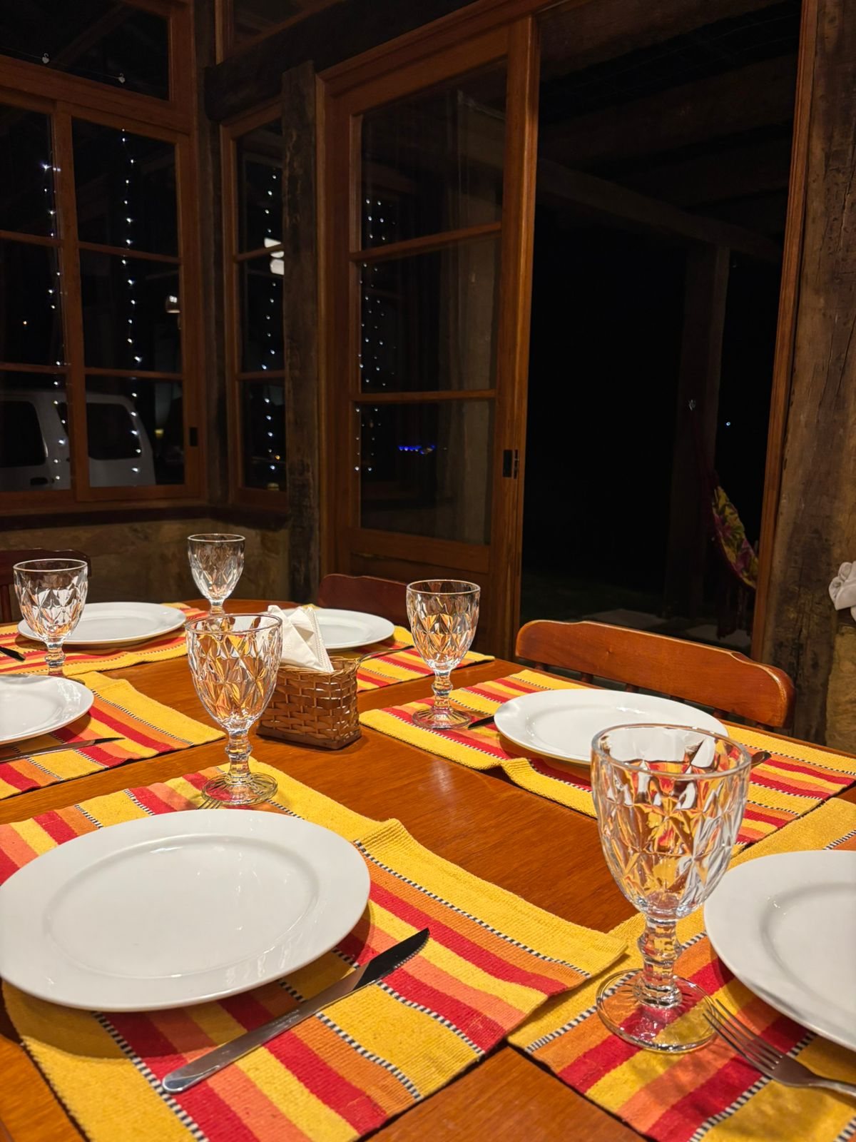 Mesa posta para o jantar na Morada Canto do Sol