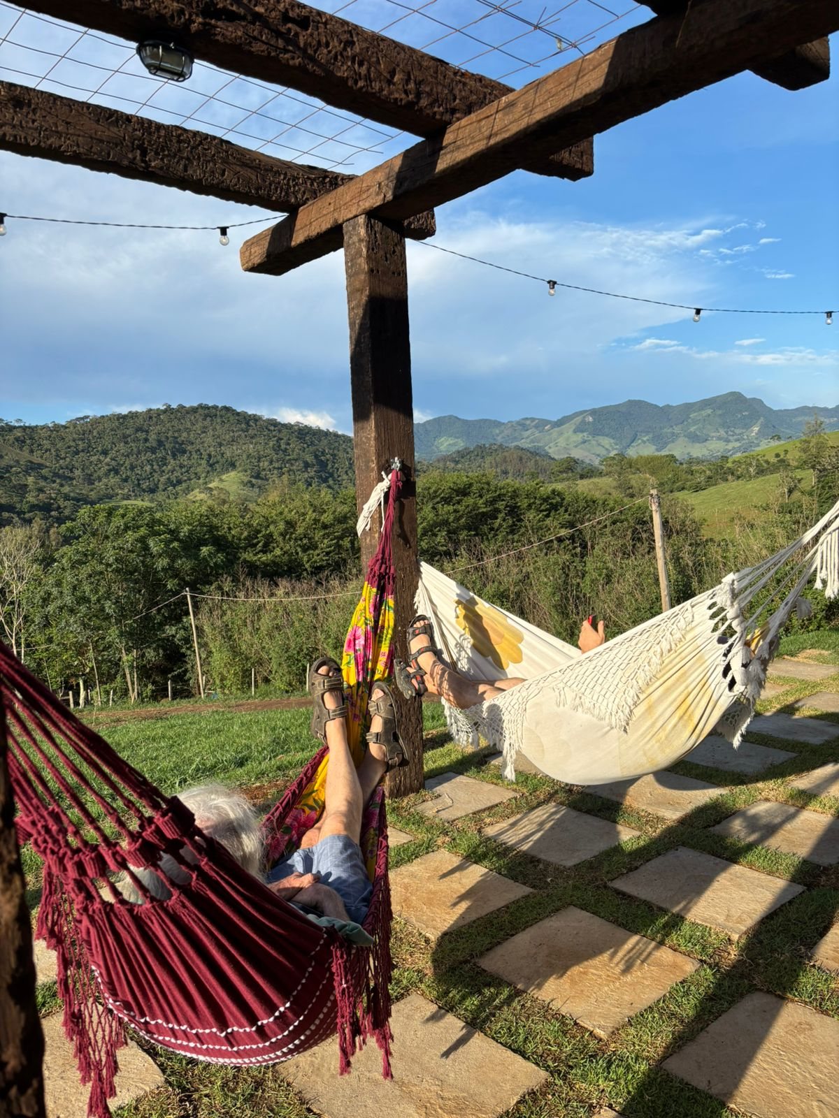 Fim de tarde nas redes, com a serra ao fundo