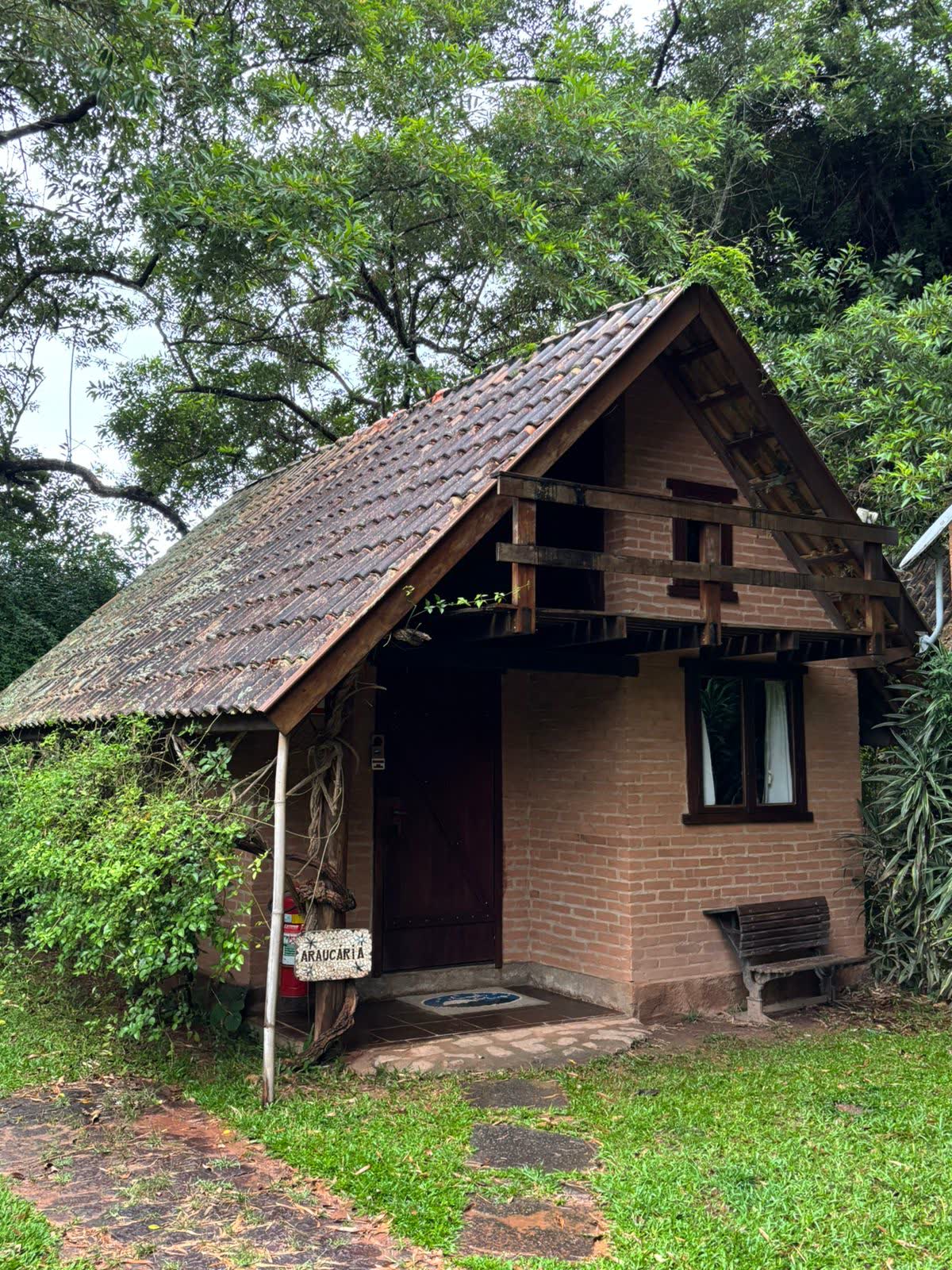 Chalé Araucária: fachada com a placa de mosaico