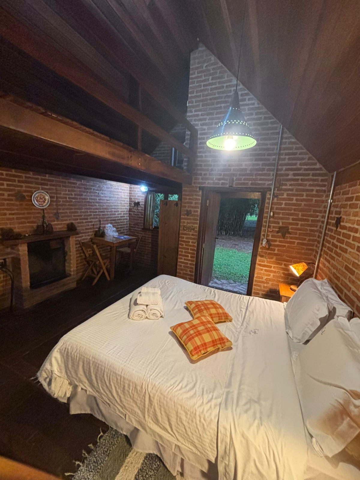 Lareira e mezanino vistos do pé da cama