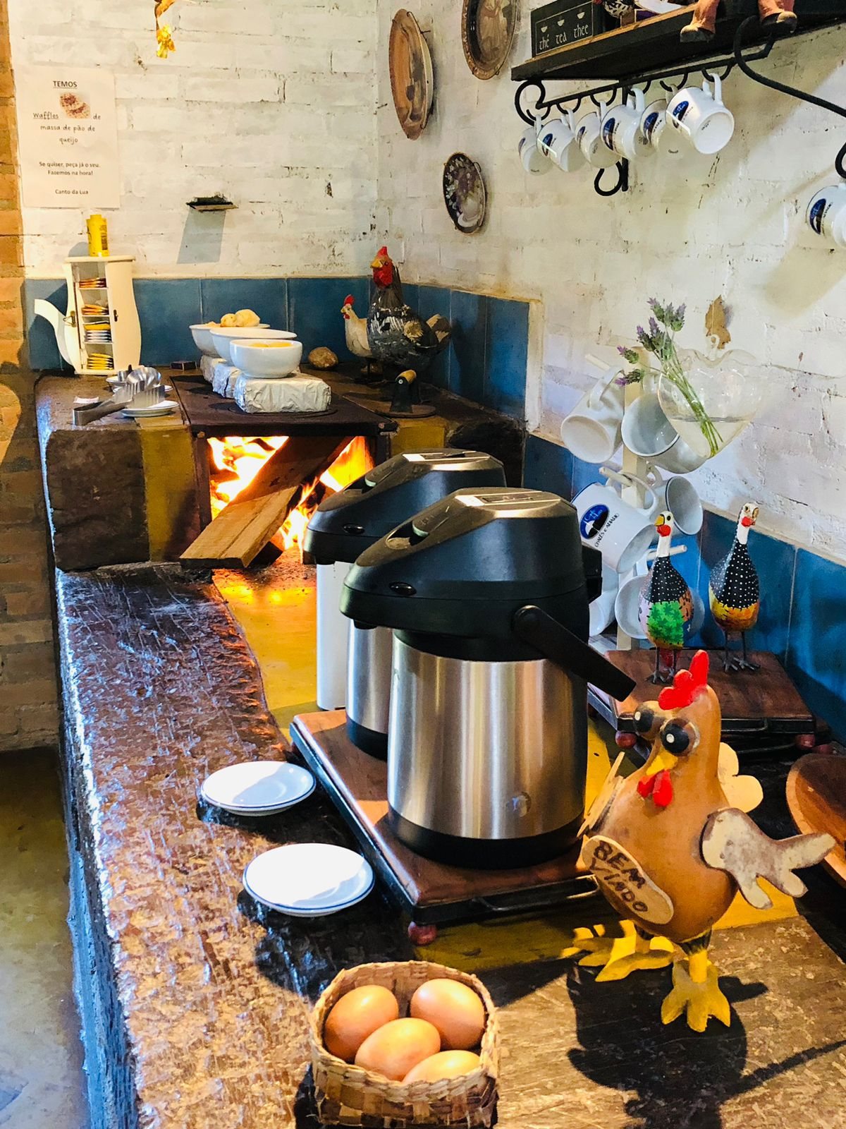 Fogão a lenha e garrafas térmicas na sala do café