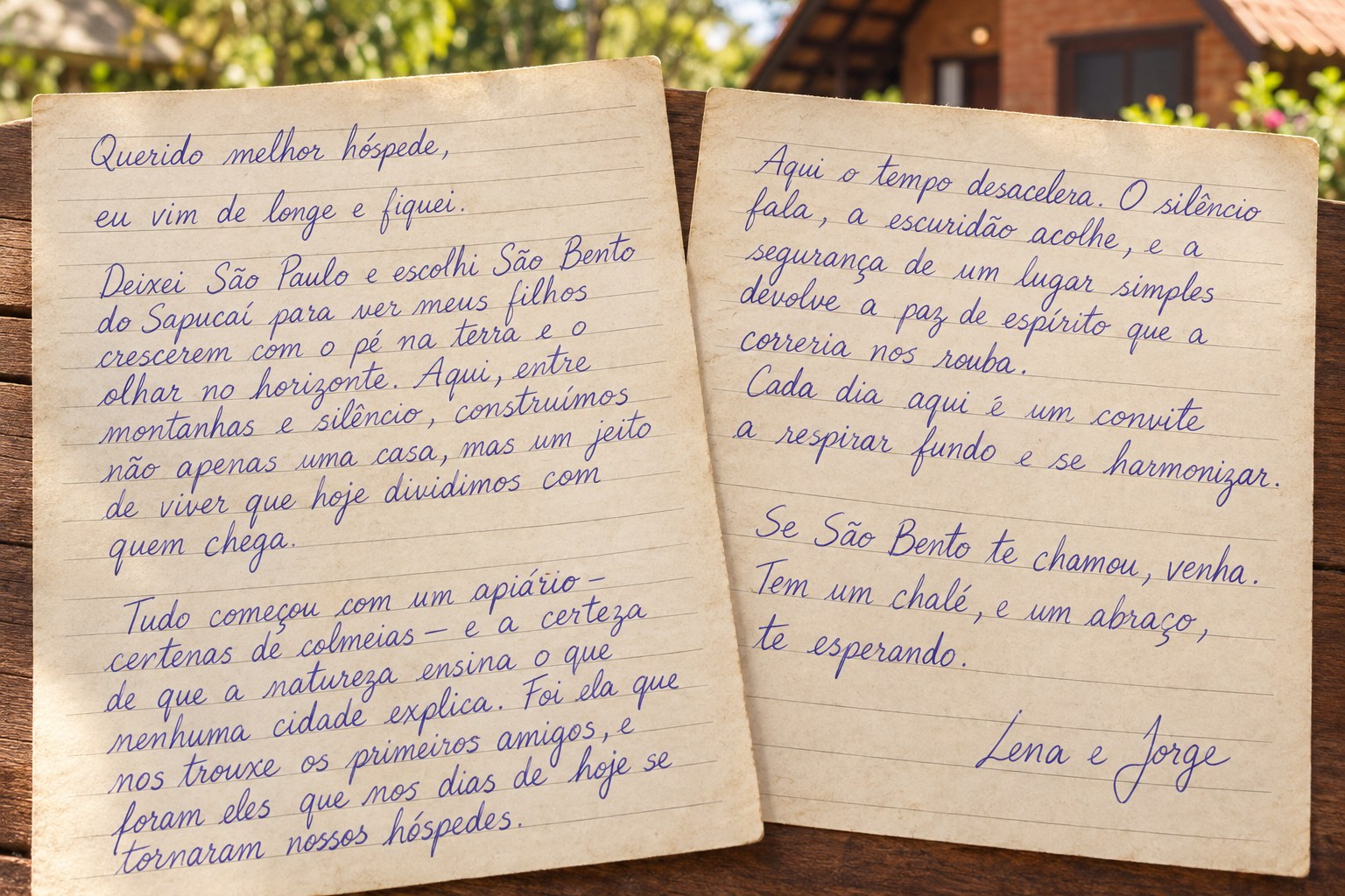 Carta escrita a mao por Lena e Jorge, em duas paginas: Querido melhor hospede, eu vim de longe e fiquei. Deixei Sao Paulo e escolhi Sao Bento do Sapucai para ver meus filhos crescerem com o pe na terra e o olhar no horizonte. Aqui, entre montanhas e silencio, construimos nao apenas uma casa, mas um jeito de viver que hoje dividimos com quem chega. Tudo comecou com um apiario, centenas de colmeias, e a certeza de que a natureza ensina o que nenhuma cidade explica. Foi ela que nos trouxe os primeiros amigos, e foram eles que nos dias de hoje se tornaram nossos hospedes. Aqui o tempo desacelera. O silencio fala, a escuridao acolhe, e a seguranca de um lugar simples devolve a paz de espirito que a correria nos rouba. Cada dia aqui e um convite a respirar fundo e se harmonizar. Se Sao Bento te chamou, venha. Tem um chale, e um abraco, te esperando. Lena e Jorge.