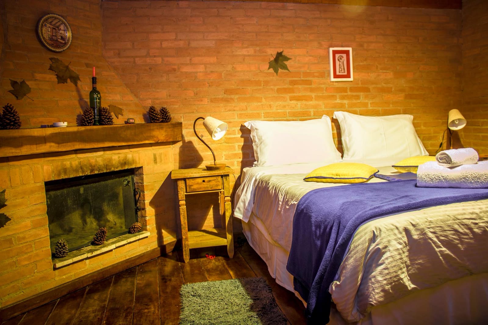 Chalé Eucalipto: cama ao lado da lareira