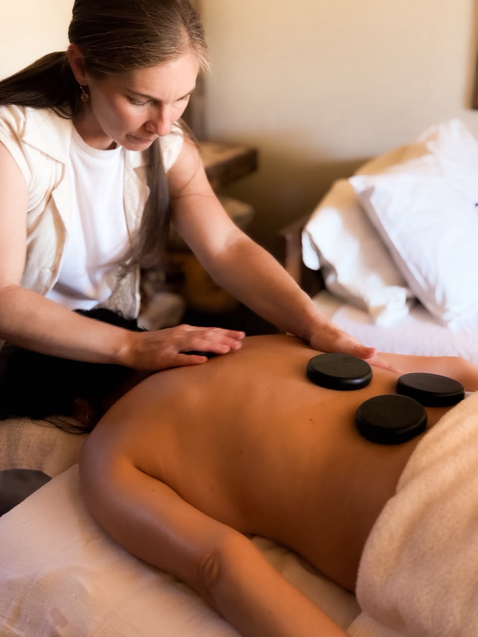 Massagem com pedras quentes na pousada