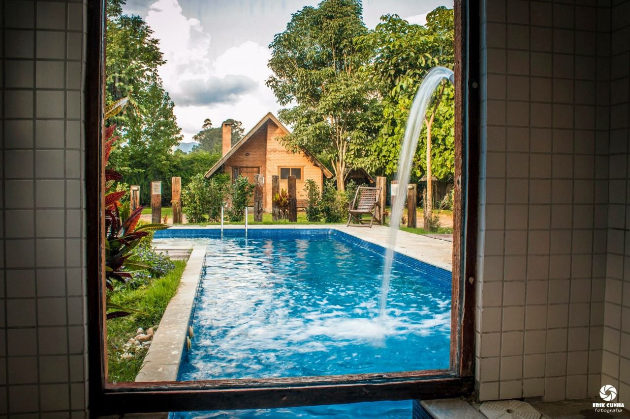 Piscina com cascata vista da janela da sauna