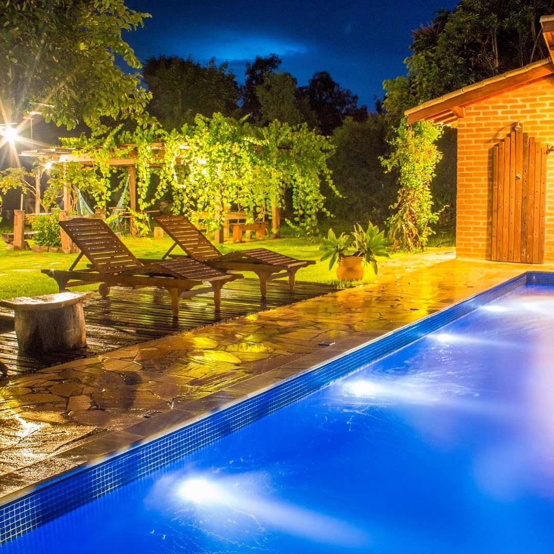 Piscina à noite
