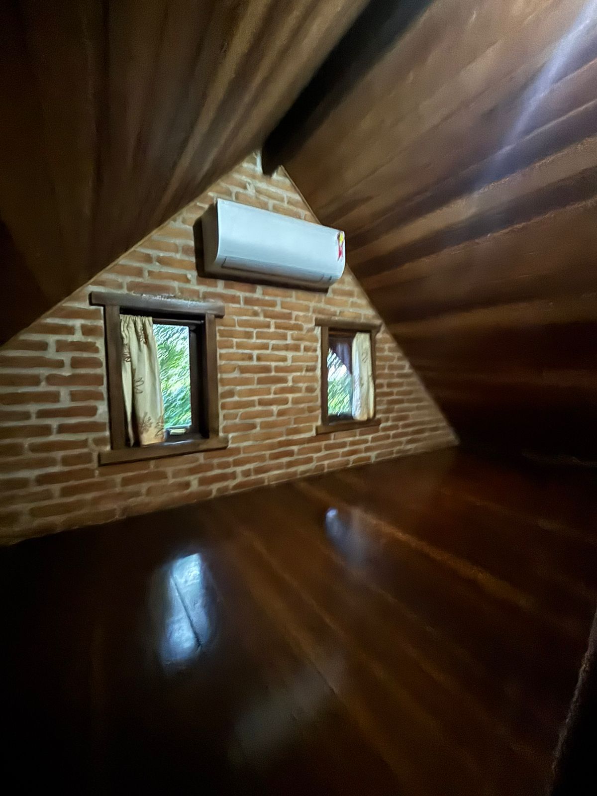 Janelas do mezanino com cortinas floridas